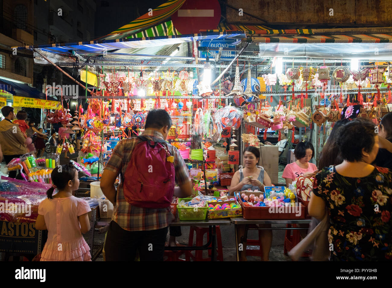 Lanterne in vendita in Chinatown, Ho Chi Minh City, Vietnam per il festival di metà autunno Foto Stock