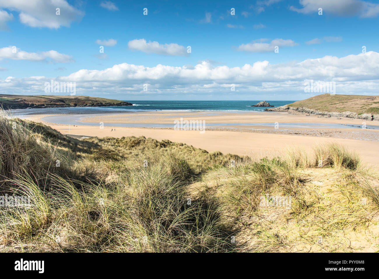 Una vista su Crantock Beach dalla sommità della duna di sabbia sistema in Newquay in Cornovaglia. Foto Stock