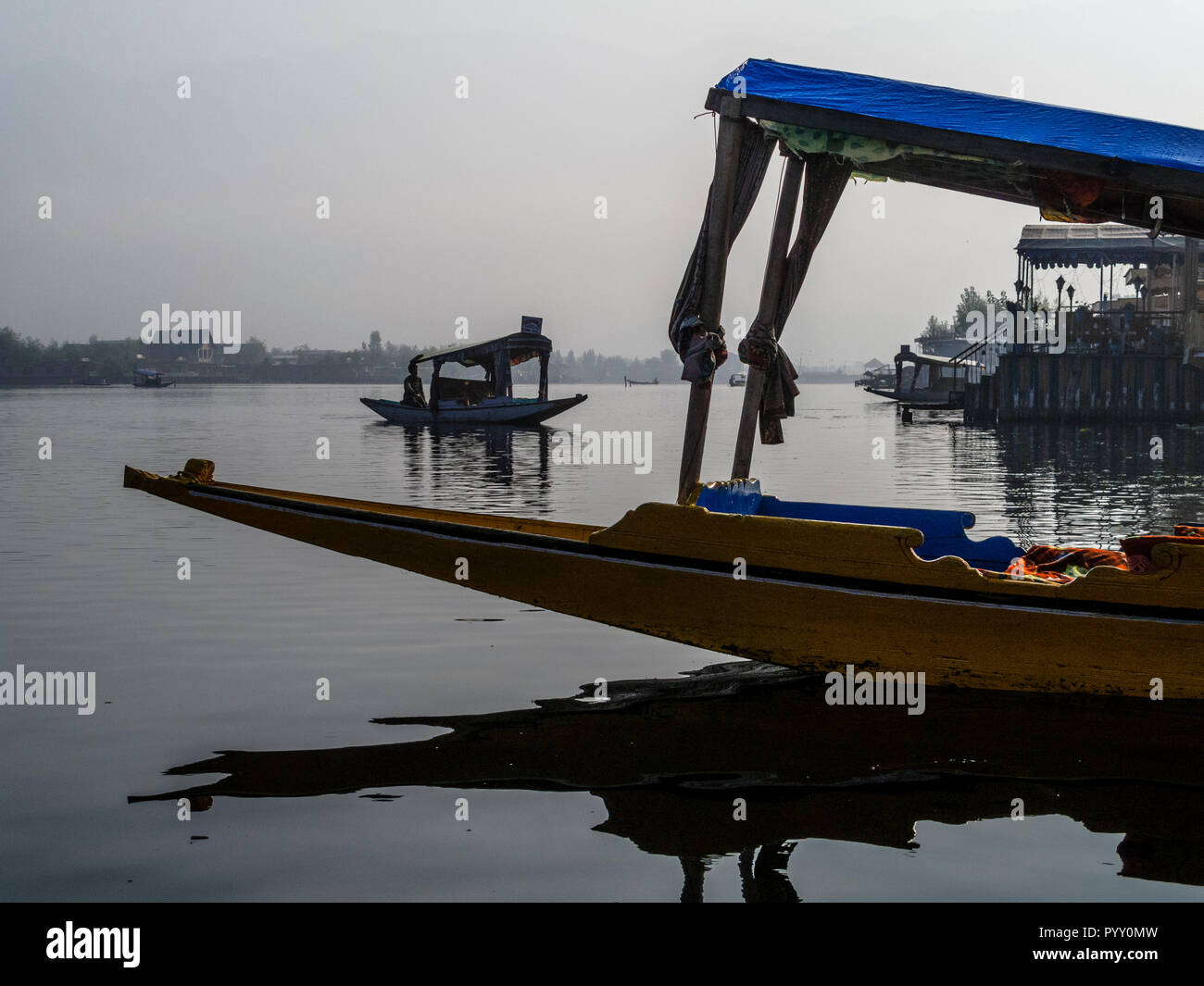 Confortevole shikaras sono famose per un rilassato bootride su dal lago Foto Stock