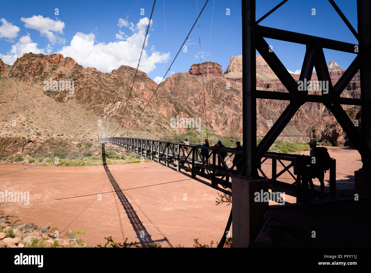 Silver Bridge collega Il Bright Angel Trail al Phantom Ranch attraversando il fiume Colorado nel Grand Canyon, Arizona, Stati Uniti. Foto Stock