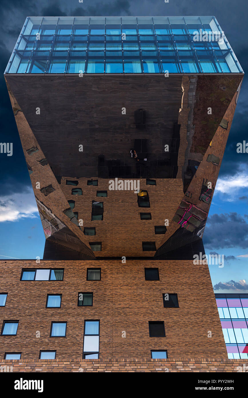 Hotel moderno edificio sulla Sprea al crepuscolo, Kreuzberg di Berlino, Germania Foto Stock