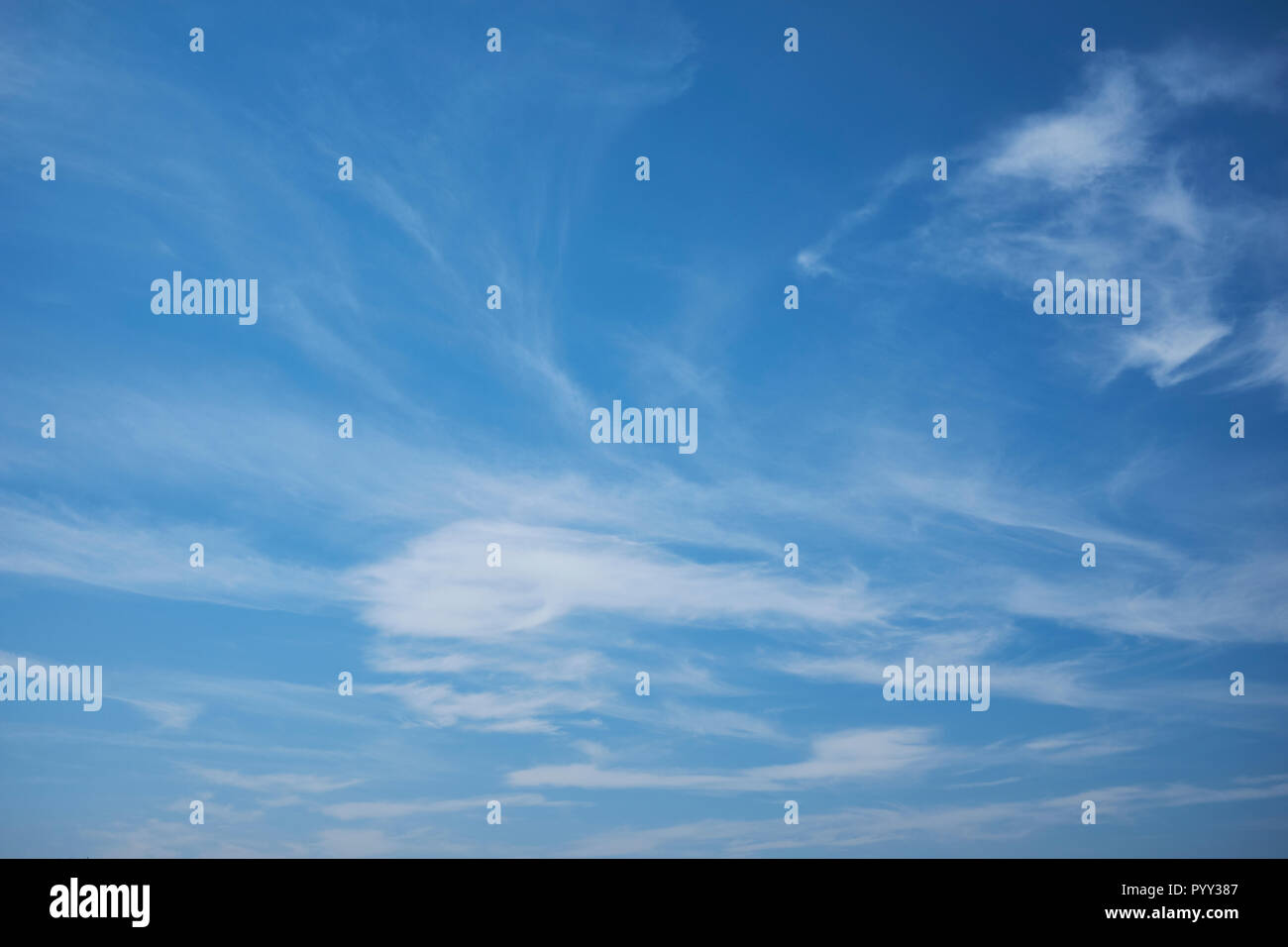 Il cielo blu con una piccola quantità di sottili nuvole bianche Foto Stock