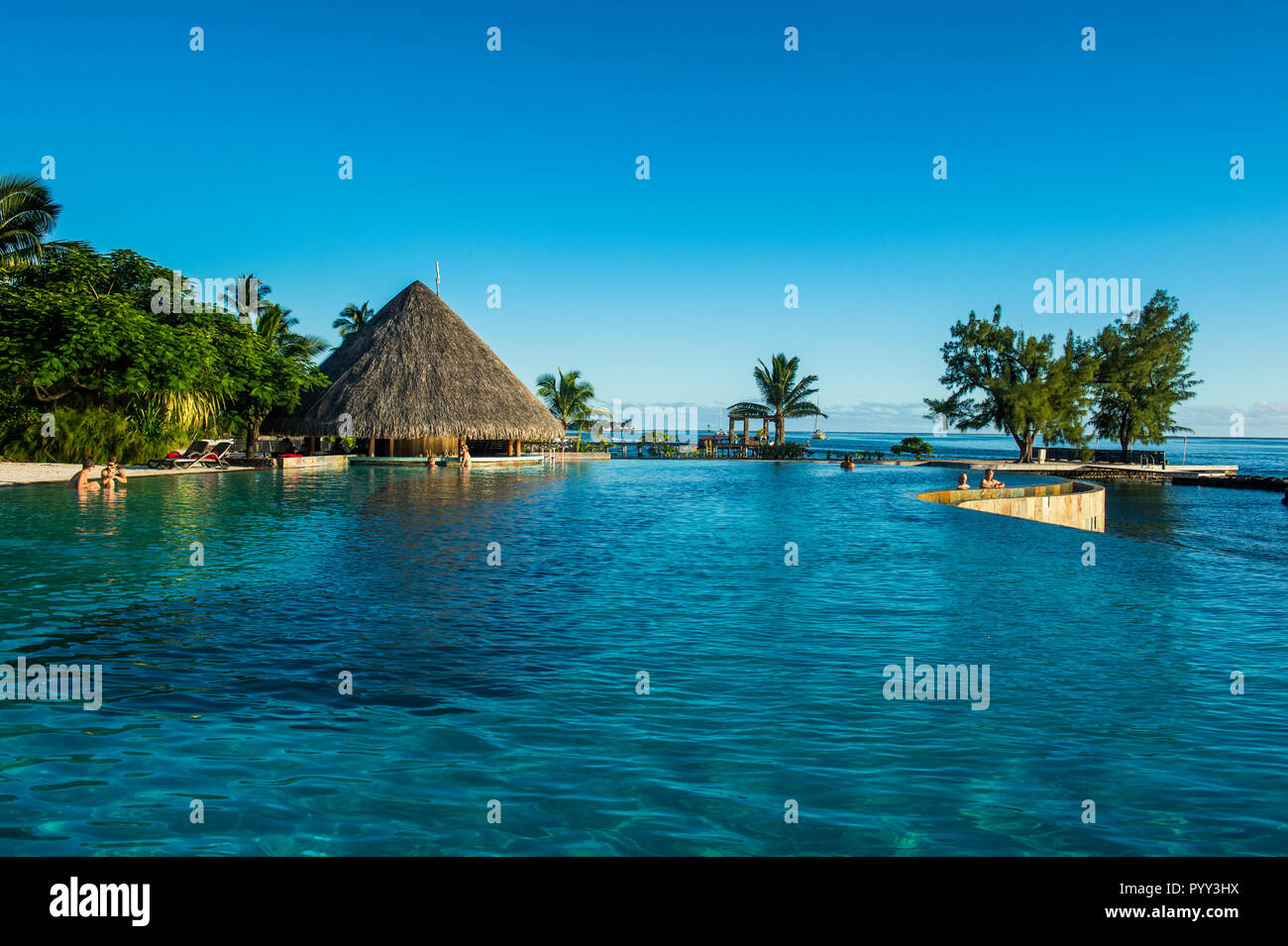 Grande piscina di un hotel di lusso, Papeete, Tahiti, Polinesia Francese Foto Stock