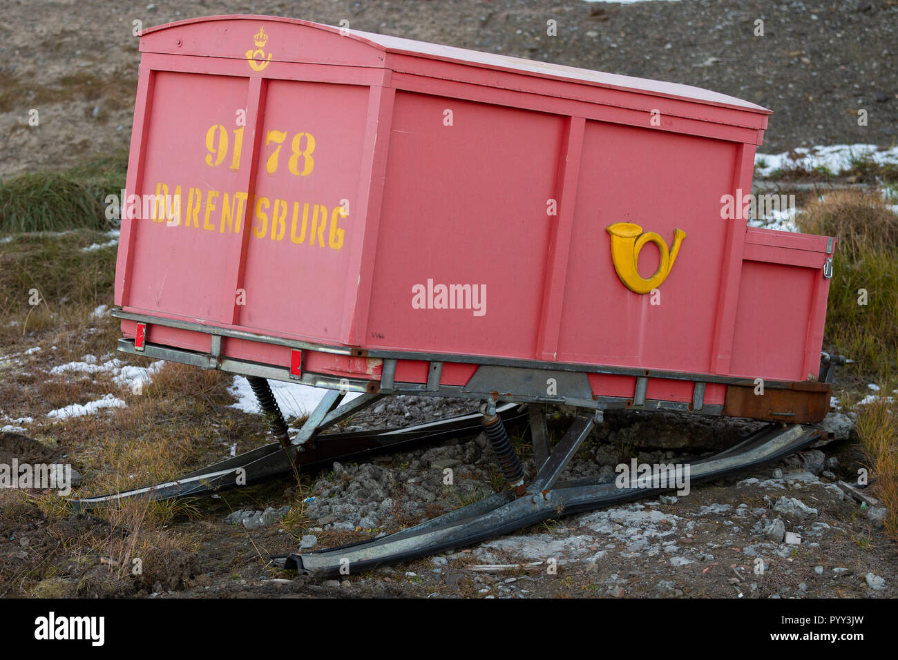 Rimorchio per post slittini, Russo insediamento dei minatori Barentsburg, Isfjorden, Spitsbergen, Svalbard, Norvegia Foto Stock