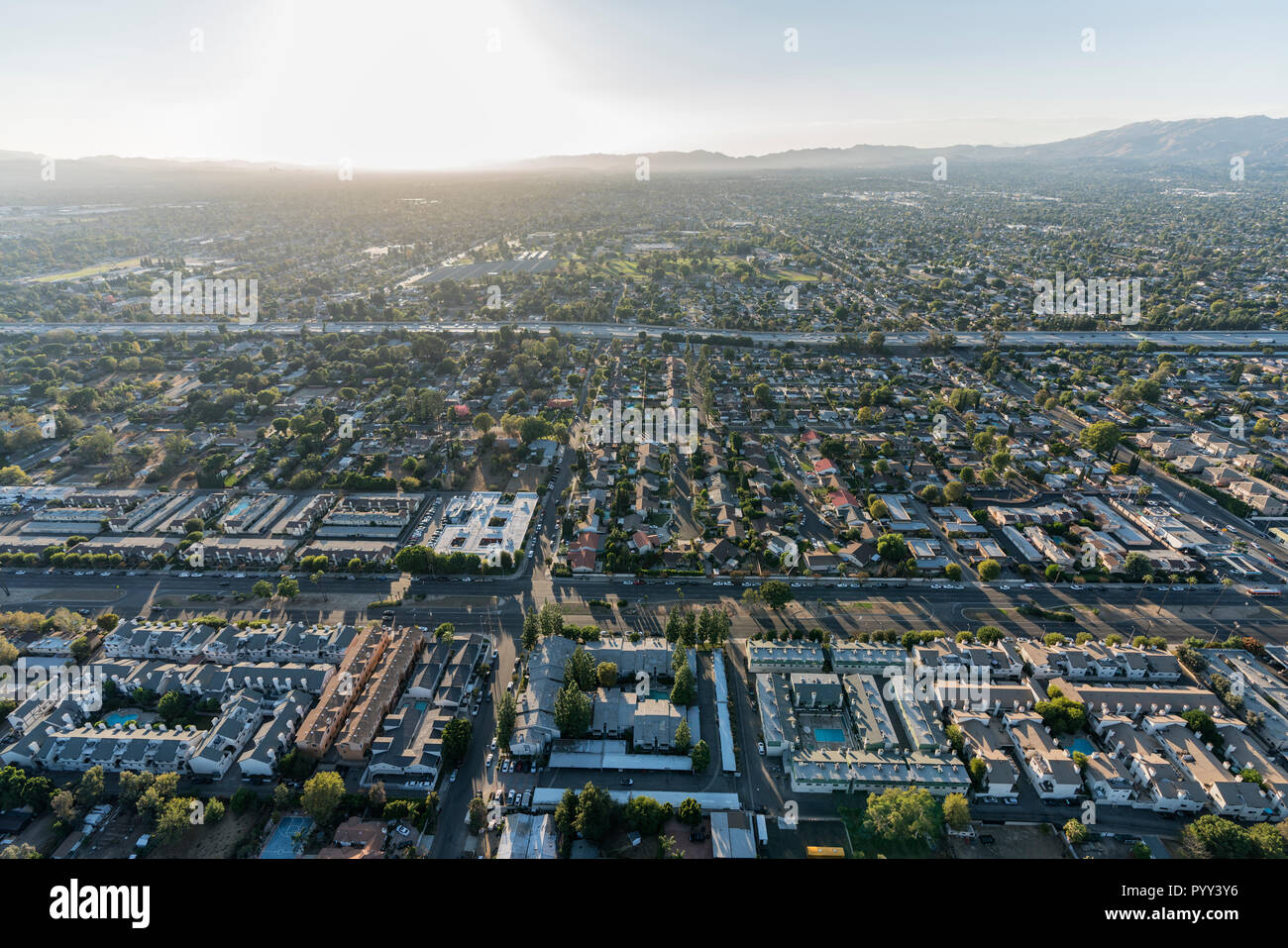 Antenna vista al tramonto verso Sepulveda Blvd e l'autostrada 405 nel Nord area collinare della Valle di San Fernando nella città di Los Angeles, Californi Foto Stock