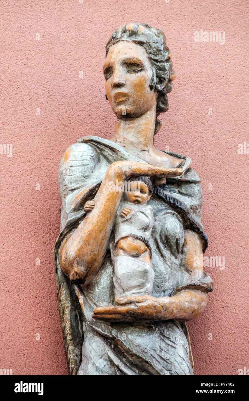 Karl Marx-Hof, Vienna, scultura dettaglio, allegoria della protezione del bambino da Josef Franz Riedl, periodo di Red Vienna Foto Stock