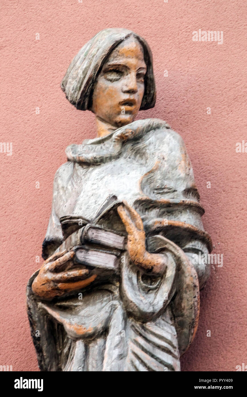 Karl Marx-Hof, Vienna, scultura dettaglio, allegoria della istruzione da Josef Franz Riedl, periodo di Red Vienna Foto Stock