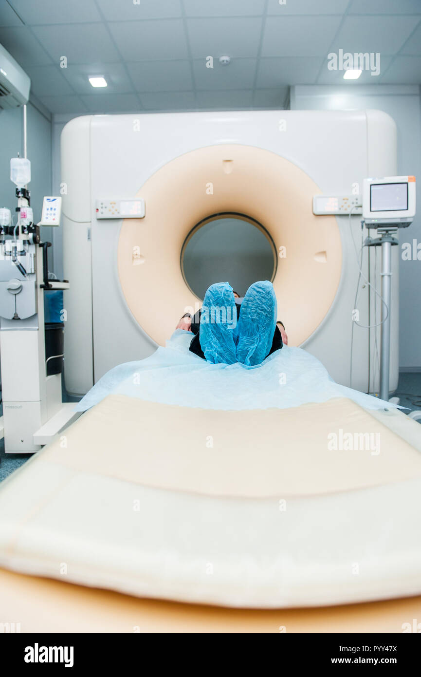 La tomografia computerizzata o tomografia assiale computerizzata macchina di scansione nella stanza di ospedale Foto Stock
