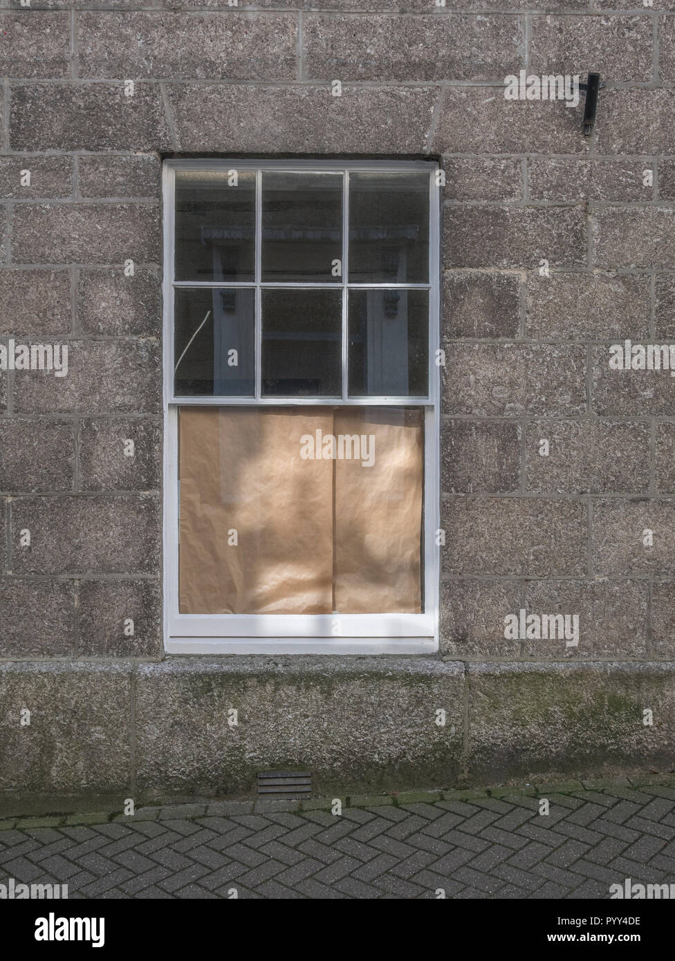 Vecchia finestra a ghigliottina coperti con carta marrone. Metafora vista bloccata, limita la visibilità in condizioni di scarsa visibilità. Foto Stock