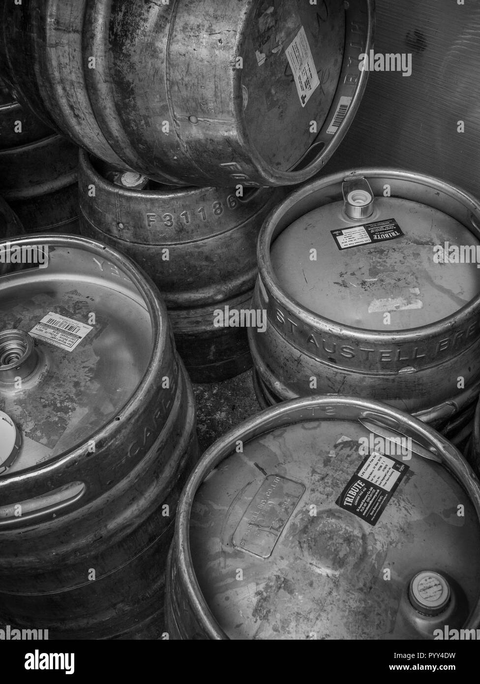 Alluminio barili di birra / fusti (nomi di St. Austell Brewery, omaggio e Carlsberg sono visibili su etichette in modo uso editoriale). B&W versione di PYY4DK. Foto Stock