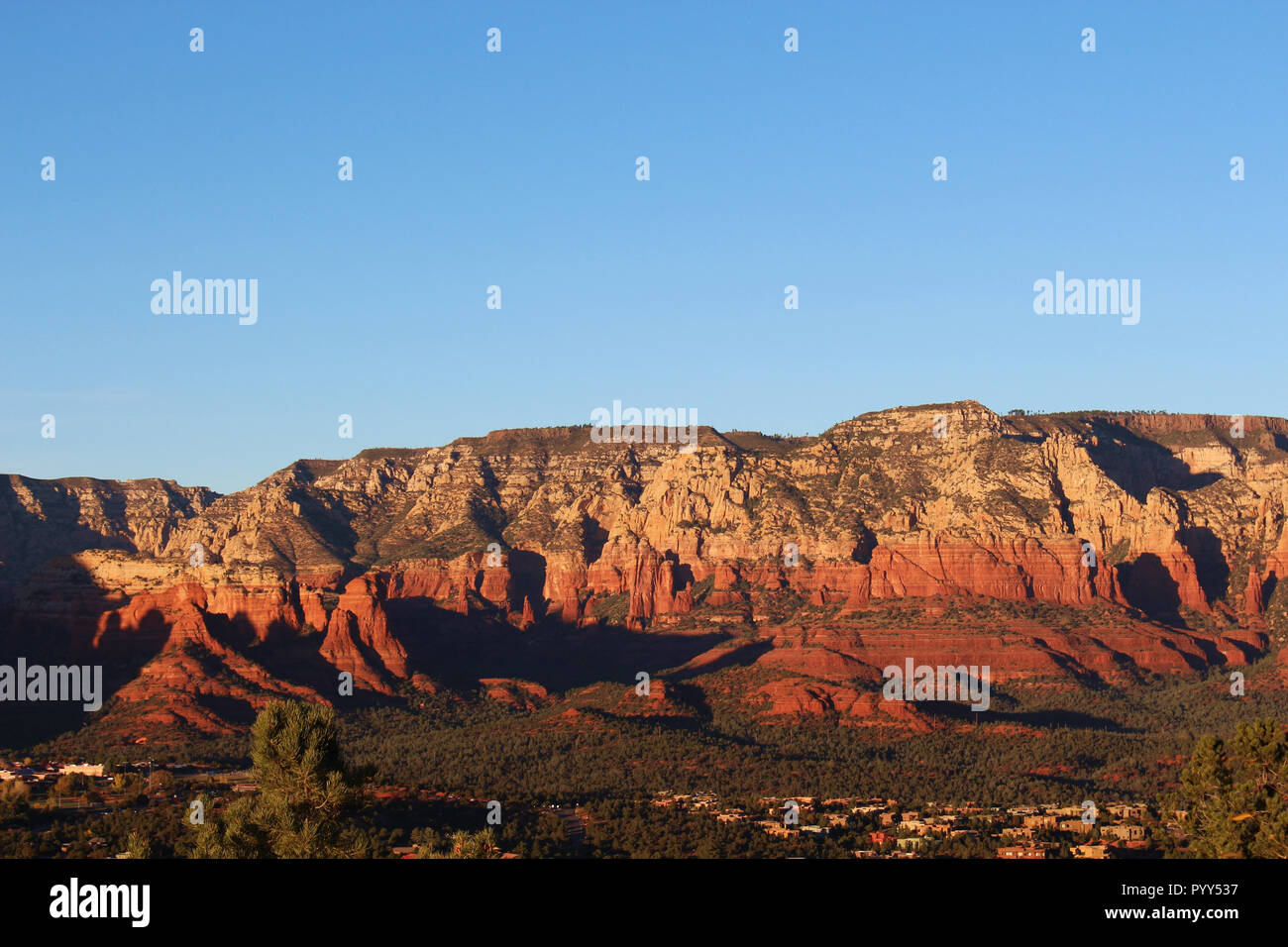 Ampia veduta delle montagne durante il tramonto sull'Aeroporto Mesa Trail, a Sedona, in Arizona, Stati Uniti d'America Foto Stock