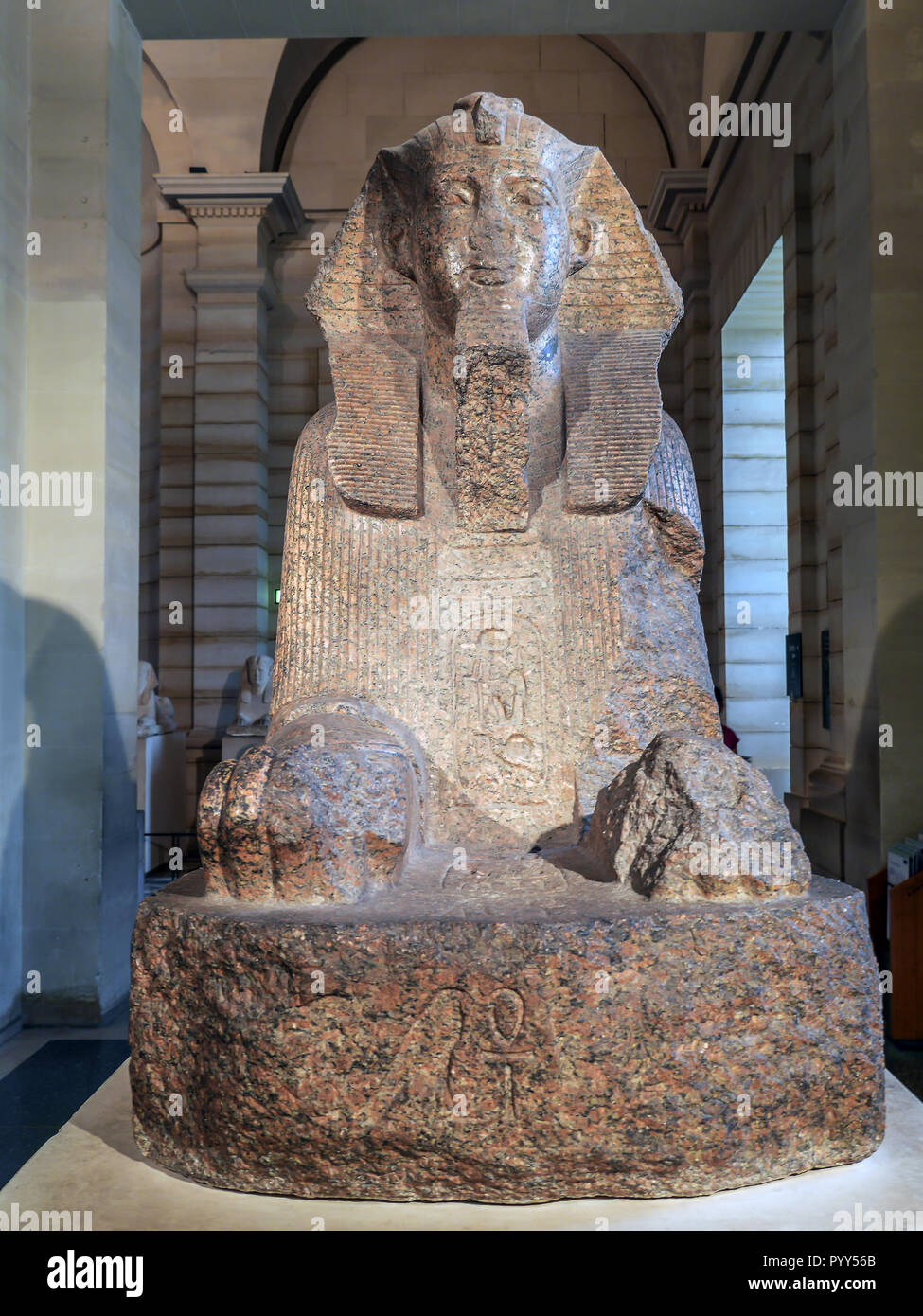 Parigi, Francia - 28 agosto 2013: Statua di Sphinx, Museo del Louvre Foto Stock