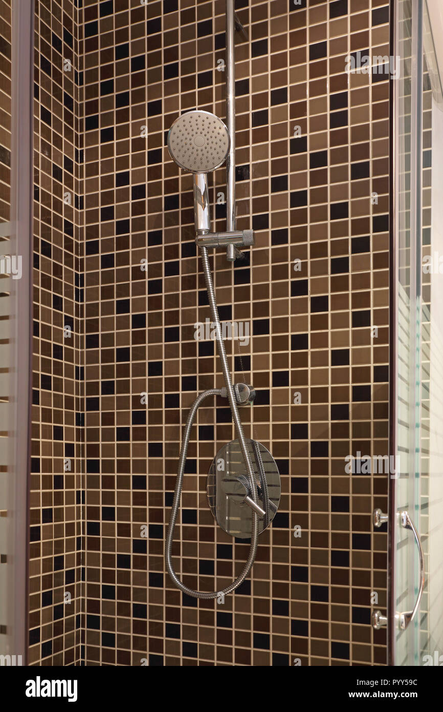 Cabina doccia marrone con piastrelle a mosaico Foto stock - Alamy