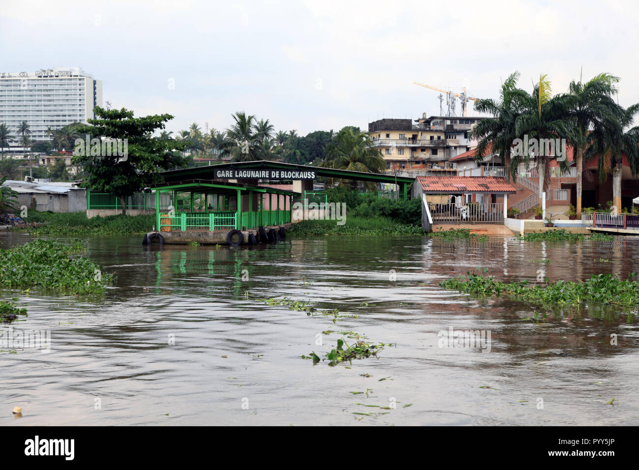 Acqua di sorta alla stazione degli autobus a Blockauss, Abidjan, Costa d'Avorio Foto Stock