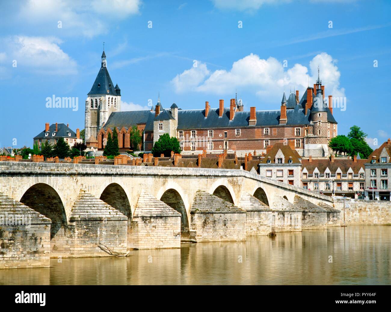 Oltre il fiume Loira a 16 C. Il ponte di pietra, il castello reale e la città di Gien del Loiret departement, Francia Foto Stock