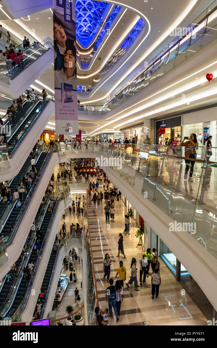 Moderno centro commerciale interno, verticale, a Shenzhen, Cina Foto Stock Moderno centro commerciale interno, verticale, a Shenzhen, Cina Foto Stock