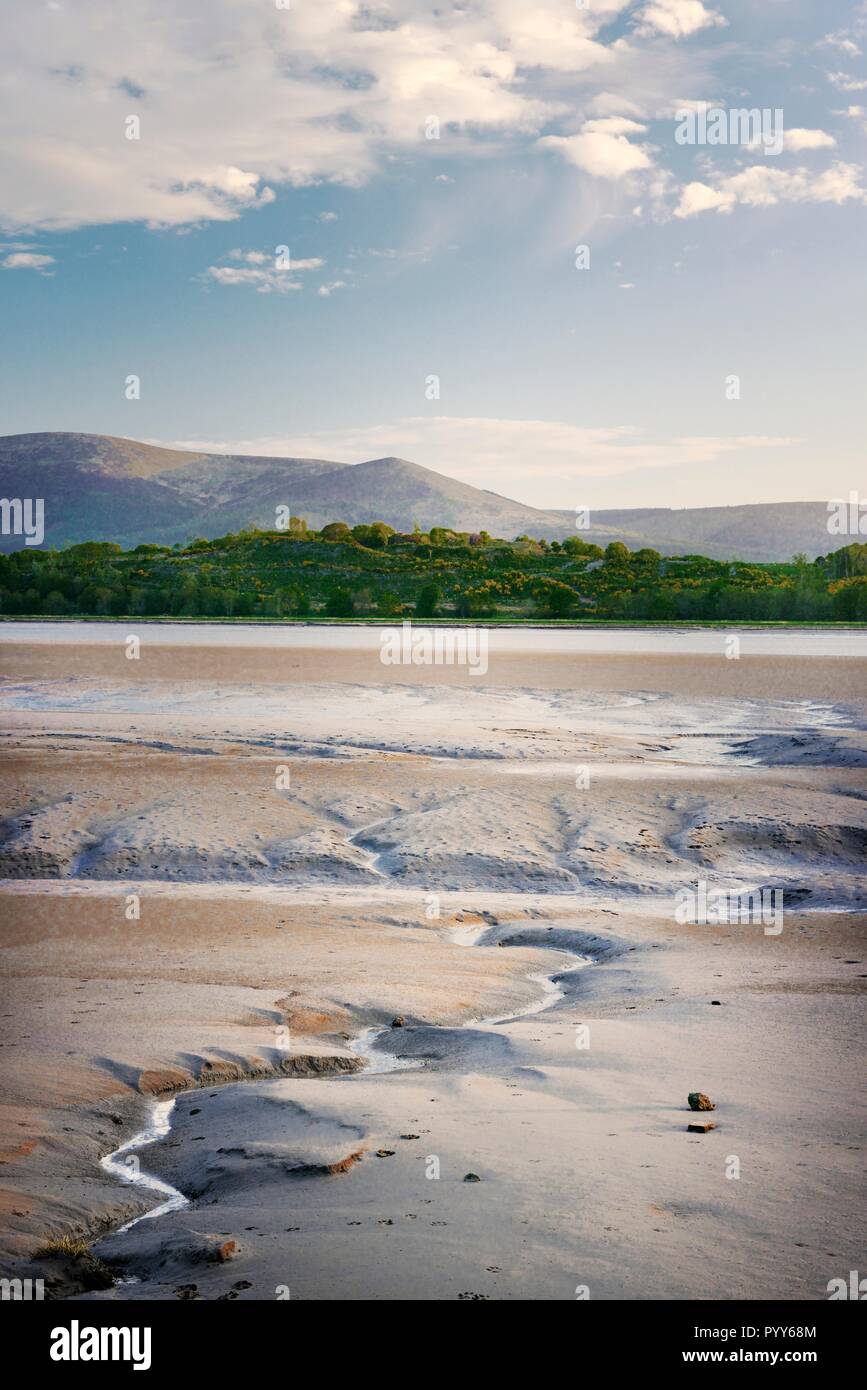 Il Fiume Nith, Dumfries and Galloway, Scozia. A ovest attraverso l'estuario di marea velme su Solway Firth a Caerlaverock verso la montagna di Criffe Foto Stock