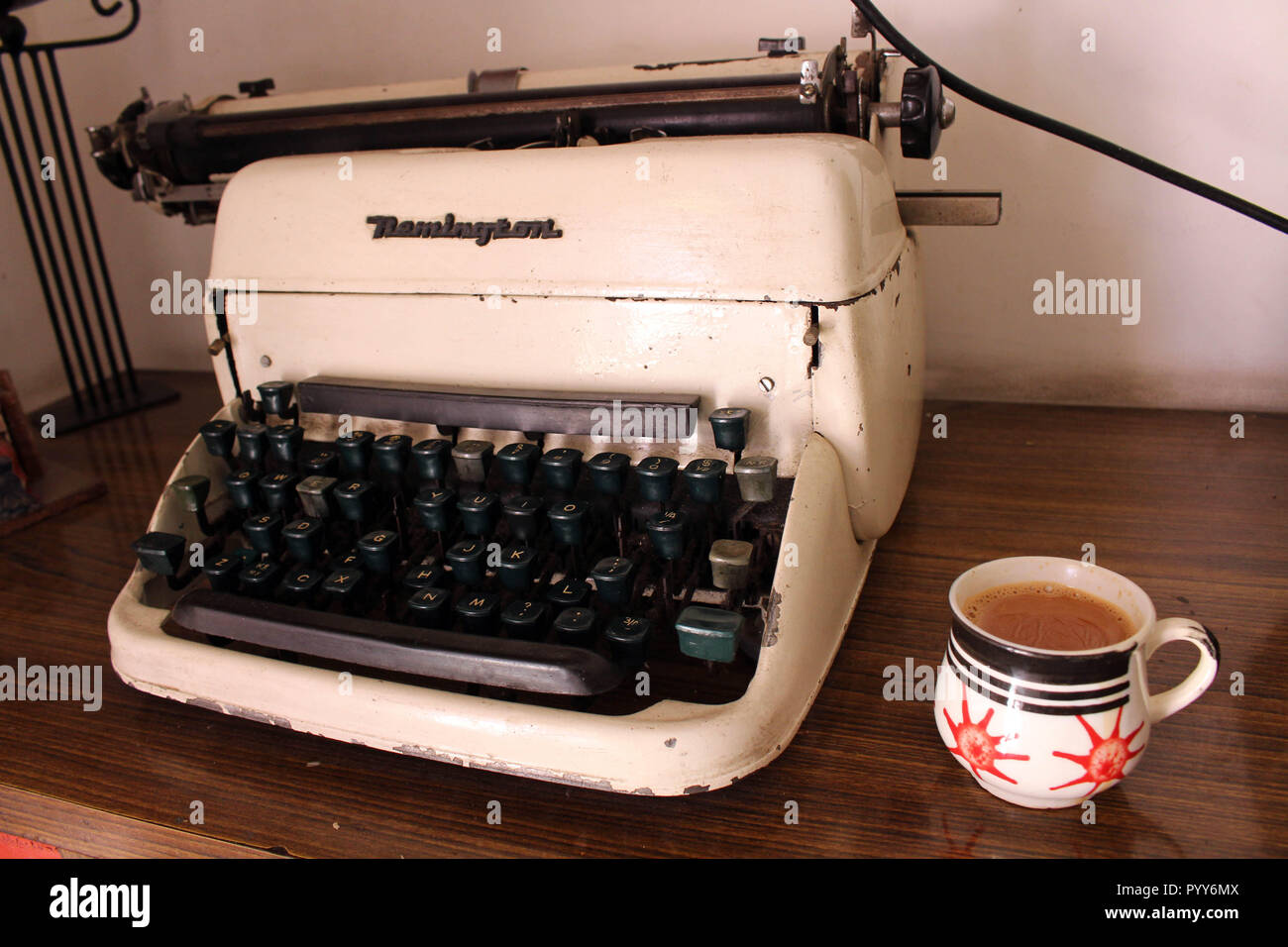 Traduzione: l'annata nastri inchiostratori per macchine da scrivere Remington o al tipo di macchina e una tazza di tè chai, servita in una coppa unica. Così elegante e grande per iniziare una perfetta m Foto Stock