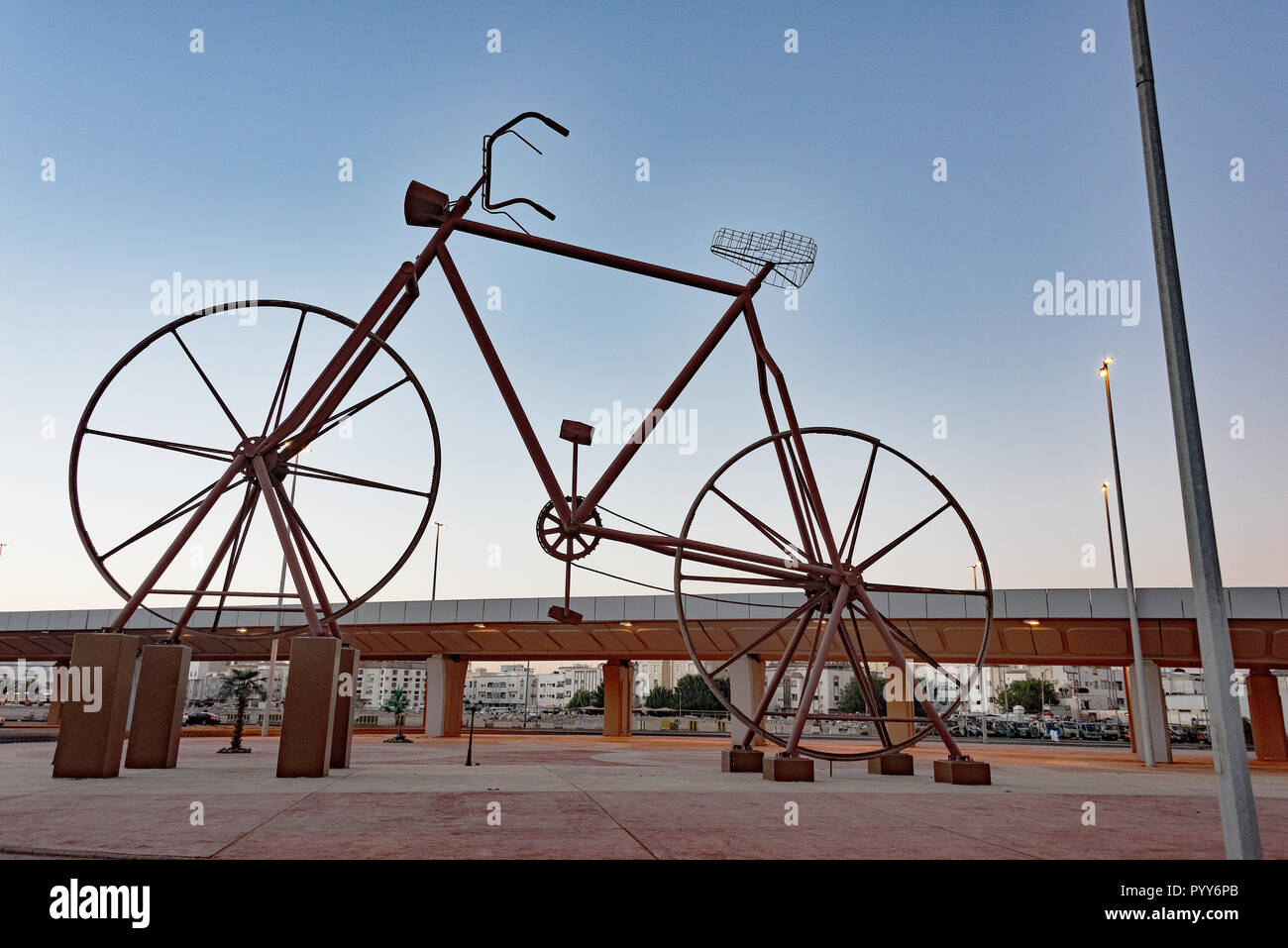 Giant bike sul display di Jeddah, Arabia Saudita Foto Stock