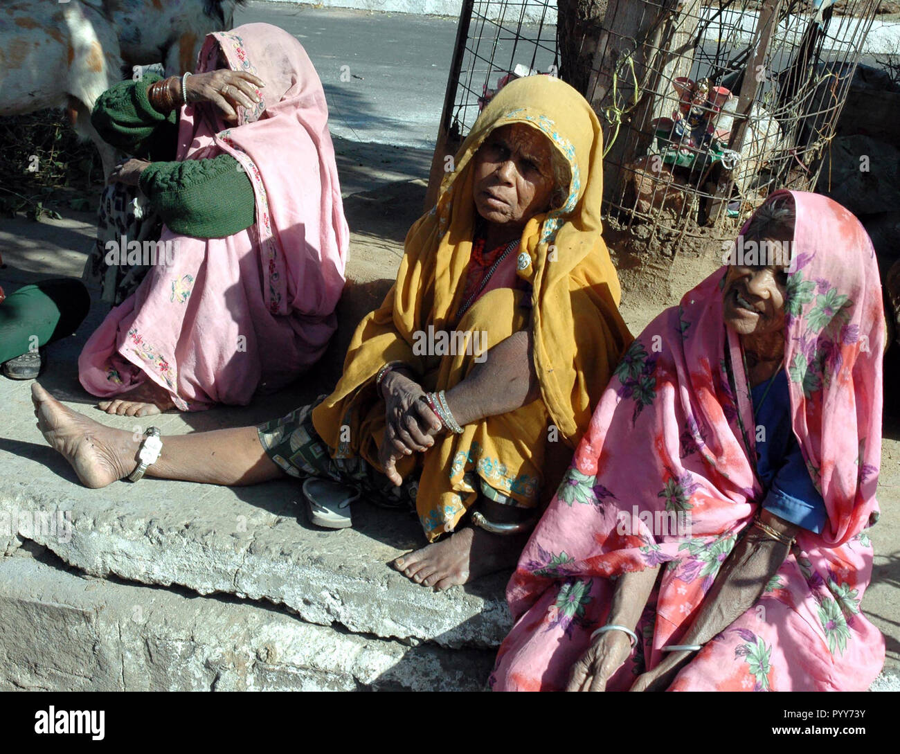 Donna seduta su strada, Union Carbide perdita di gas tragedia, Bhopal, Madhya Pradesh, India, Asia Foto Stock