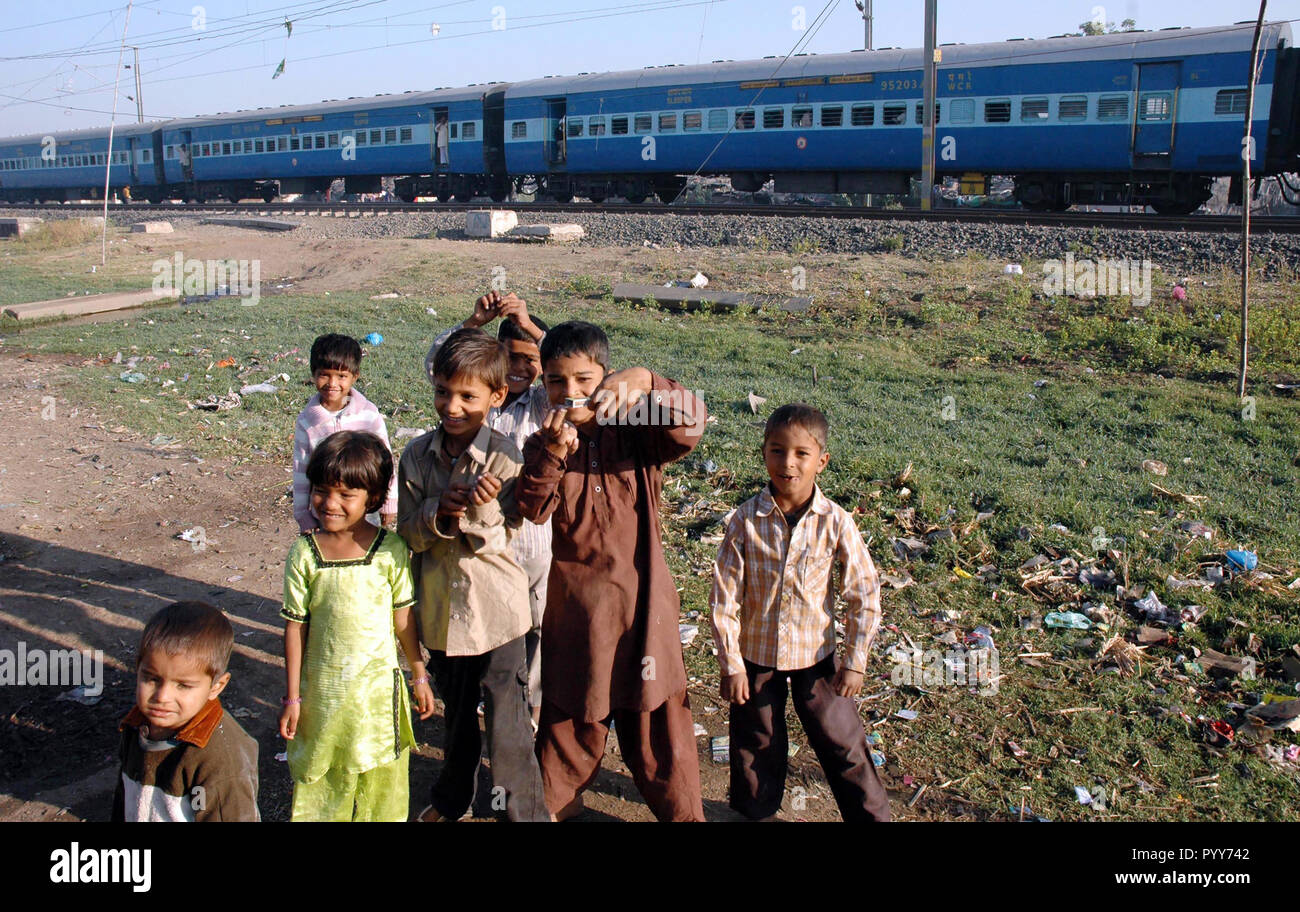 Bambini che giocano vicino al binario ferroviario, Bhopal, Madhya Pradesh, India, Asia Foto Stock