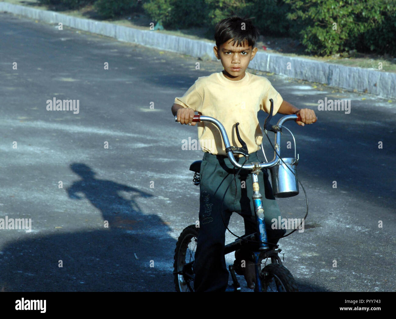 Bambino Bicicletta Equitazione, Union Carbide perdita di gas tragedia, Bhopal, Madhya Pradesh, India, Asia Foto Stock