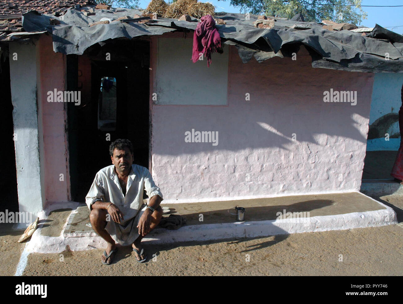 Uomo seduto fuori di casa, Union Carbide perdita di gas tragedia, Bhopal, Madhya Pradesh, India, Asia Foto Stock