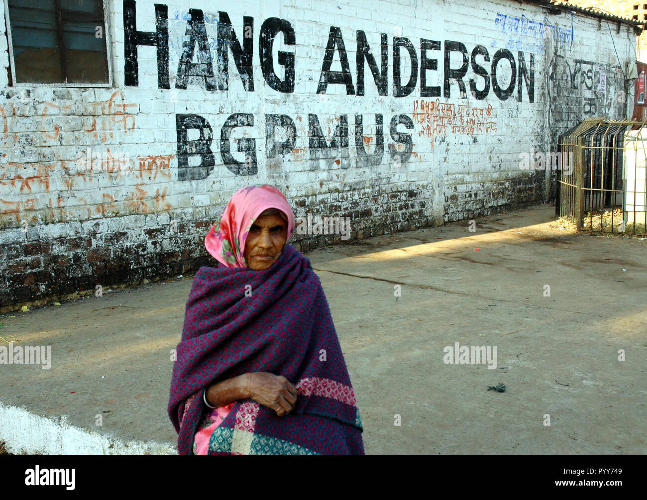 Vecchia donna, Union Carbide perdita di gas tragedia, Bhopal, Madhya Pradesh, India, Asia Foto Stock