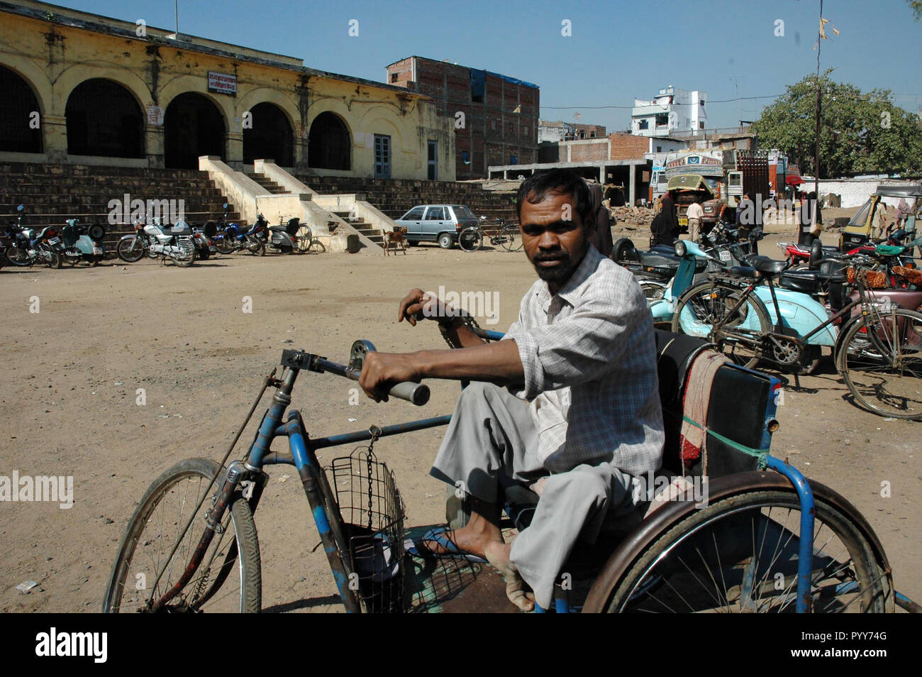Uomo di handicap, Union Carbide perdita di gas tragedia, Bhopal, Madhya Pradesh, India, Asia Foto Stock