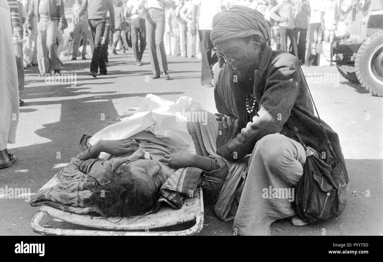 Uomo con moglie morta, tragedia di fuga di gas Union Carbide, Bhopal, Madhya Pradesh, India, Asia, vecchia immagine vintage del 1984 Foto Stock