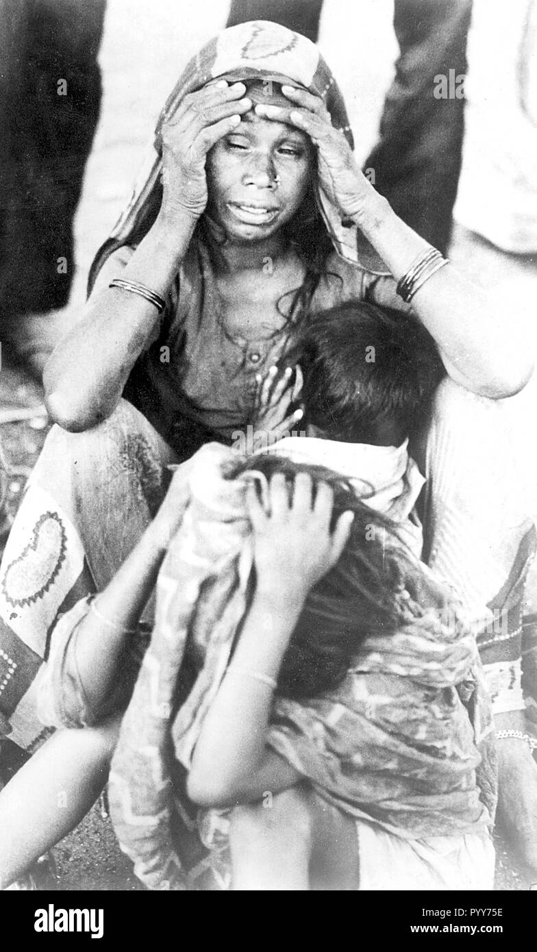 Le donne piangendo, tragedia di perdita di gas di Union Carbide, Bhopal, Madhya Pradesh, India, Asia, Disastro di Bhopal, tragedia del gas di Bhopal, 1984, vecchia immagine vintage del 1900s Foto Stock