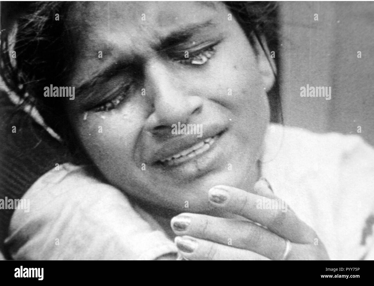 Donna che piange, tragedia delle fughe di gas Union Carbide, Bhopal, Madhya Pradesh, India, Asia, Disastro di Bhopal, tragedia del gas di Bhopal, 1984, vecchia immagine vintage del 1900s Foto Stock