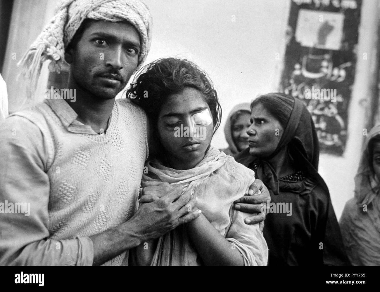 L'uomo con sua moglie benda gli occhi danneggiati, Bhopal, Madhya Pradesh, India, Asia Foto Stock