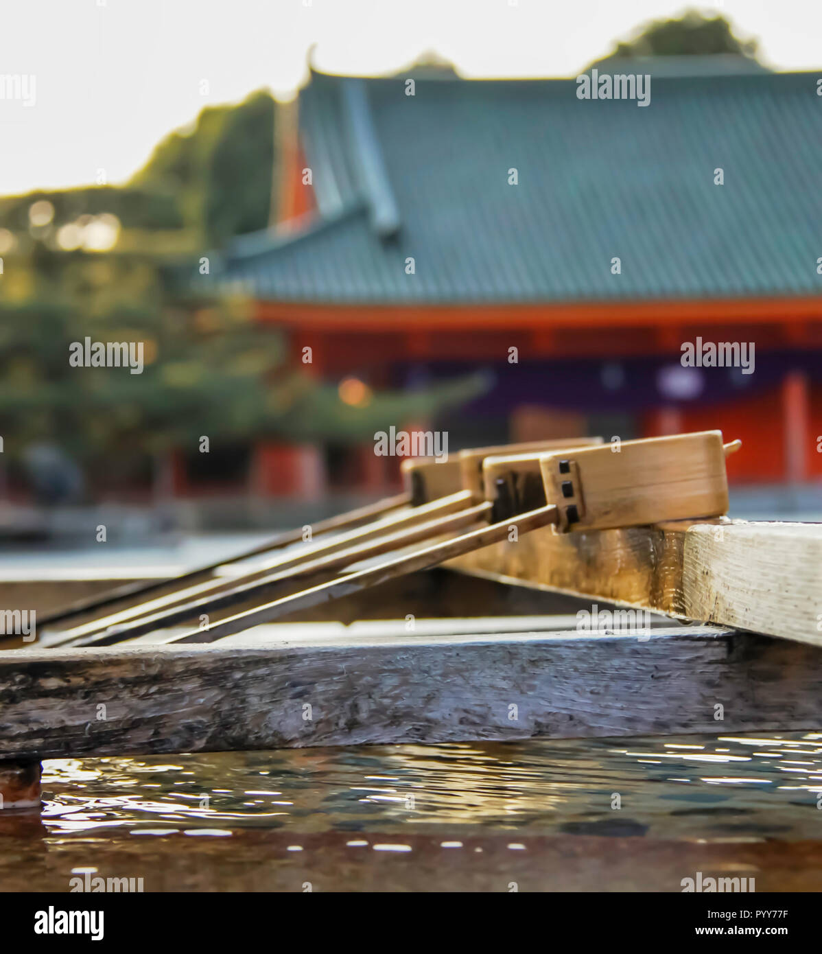 Kyoto, Giappone - 2010: Santuario Heian fontana di purificazione Foto Stock