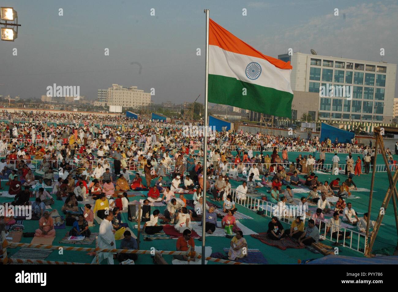 Persone a baba ramdev yoga camp, Complesso Bandra Kurla, Mumbai, Maharashtra, India, Asia Foto Stock