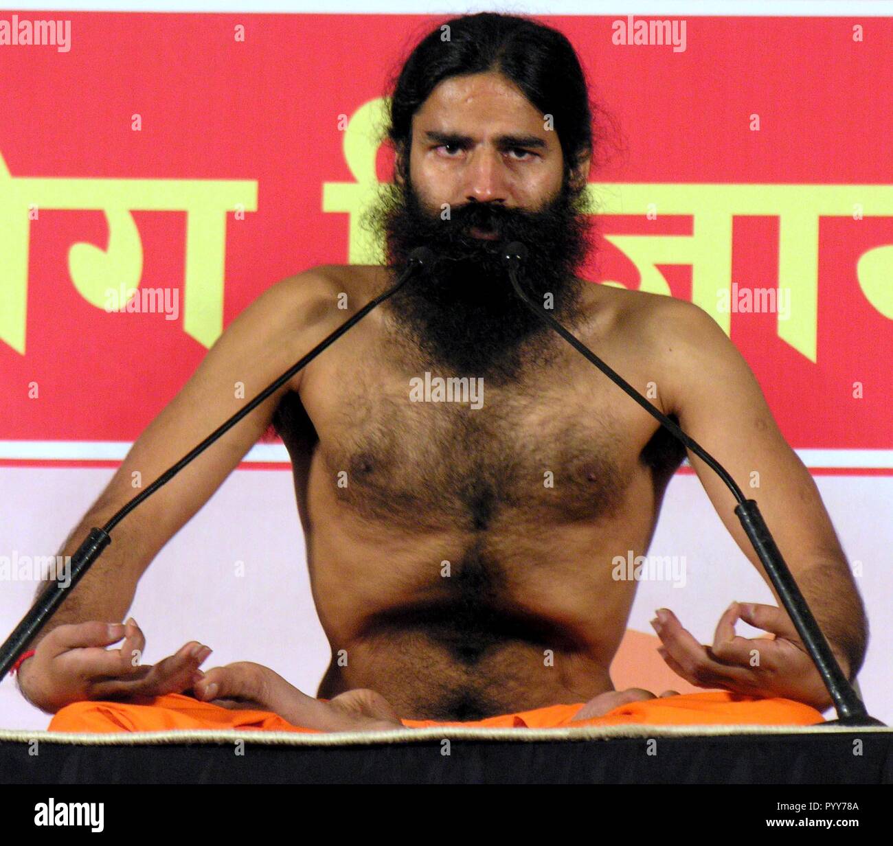 Baba ramdev nello yoga camp, Complesso Bandra Kurla, Mumbai, Maharashtra, India, Asia Foto Stock