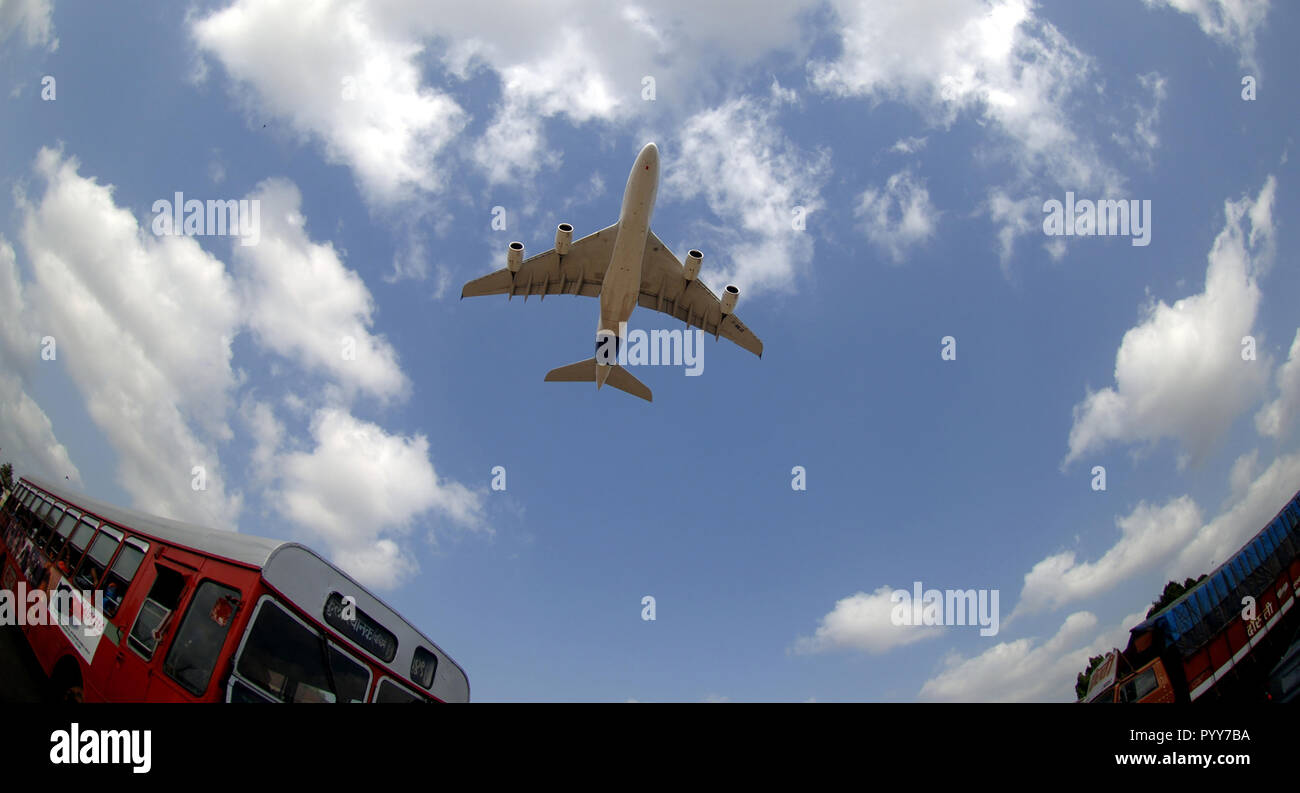 Aerei di atterraggio all aeroporto internazionale Chhatrapati Shivaji di Mumbai, Maharashtra, India, Asia Foto Stock