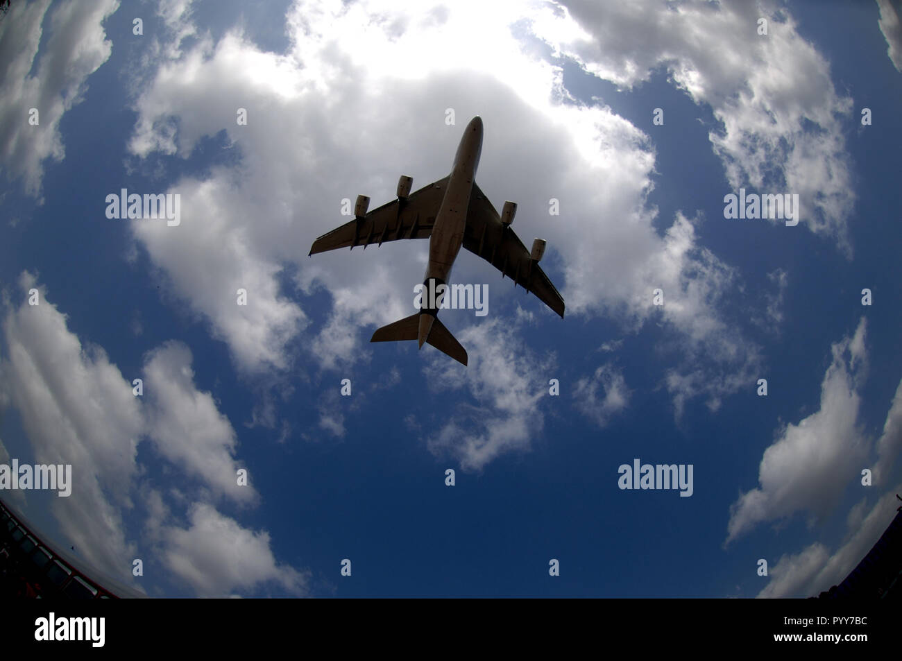 Aerei di atterraggio all aeroporto internazionale Chhatrapati Shivaji di Mumbai, Maharashtra, India, Asia Foto Stock