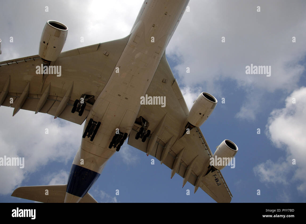 Aerei di atterraggio all aeroporto internazionale Chhatrapati Shivaji di Mumbai, Maharashtra, India, Asia Foto Stock