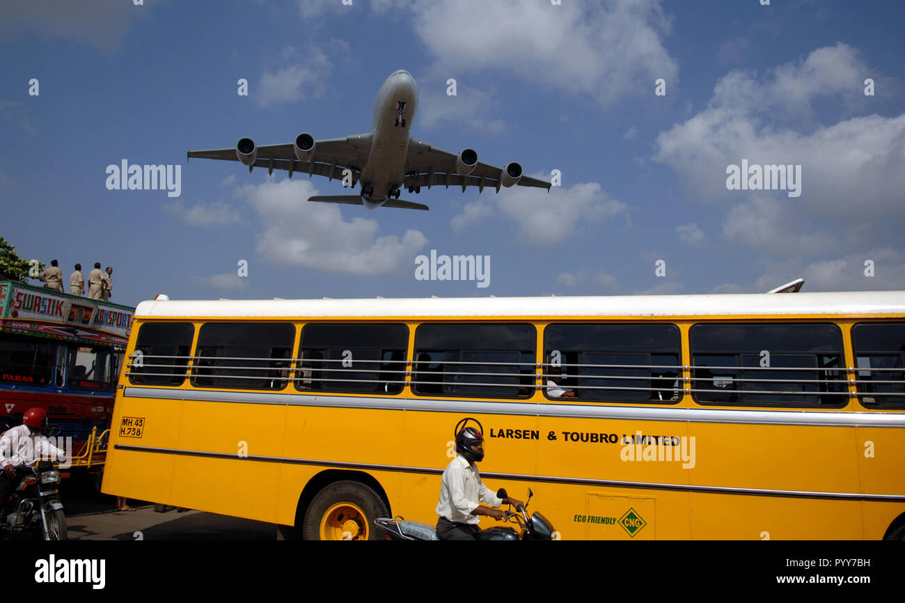 Aerei di atterraggio all aeroporto internazionale Chhatrapati Shivaji di Mumbai, Maharashtra, India, Asia Foto Stock