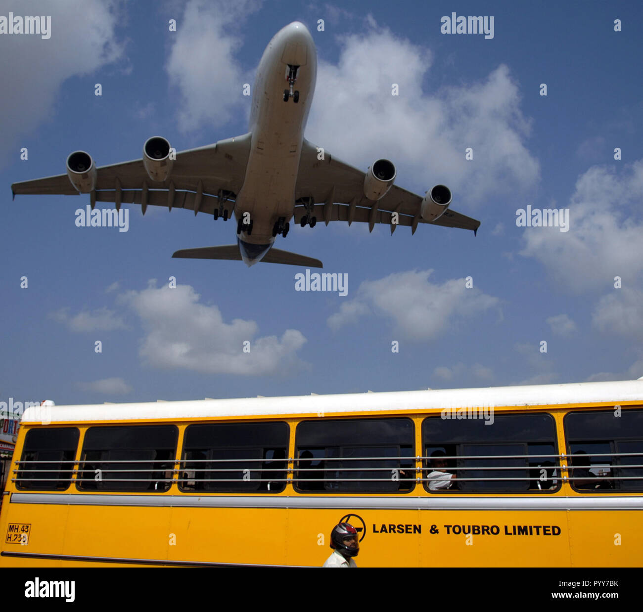 Aerei di atterraggio all aeroporto internazionale Chhatrapati Shivaji di Mumbai, Maharashtra, India, Asia Foto Stock