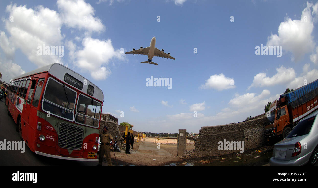 Aerei di atterraggio all aeroporto internazionale Chhatrapati Shivaji di Mumbai, Maharashtra, India, Asia Foto Stock