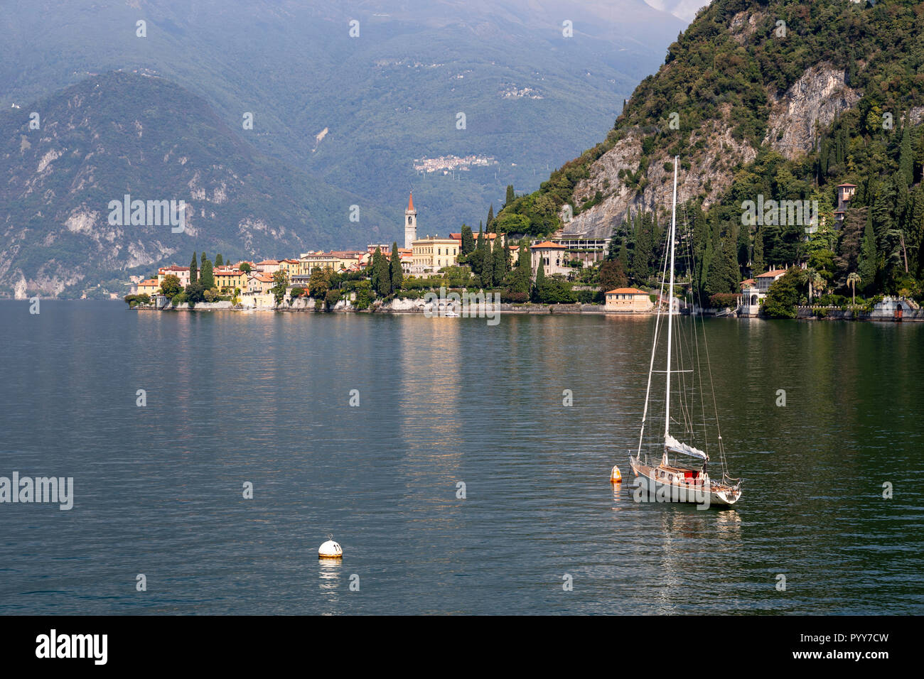 Yacht ormeggiati a Varenna sul lago di Como, Italia Foto Stock