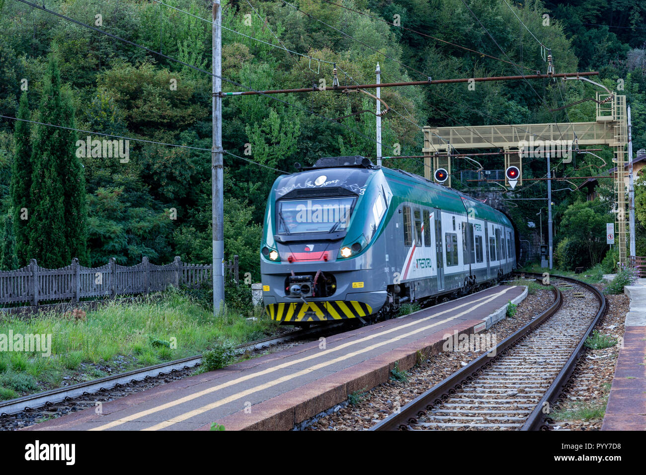 Internord treno alla stazione di Varenna sul lago di Como, Italia Foto Stock