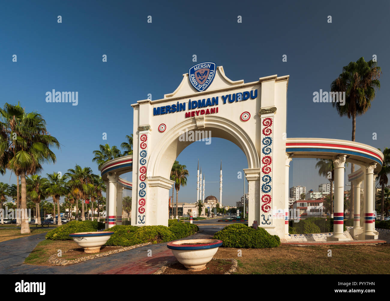 La città di MERSIN, Turchia, Ottobre 15, 2018; Mersin Idman Yurdu Sports Club Square. Rappresentante la struttura architettonica sulla costa di Mersin. Foto Stock