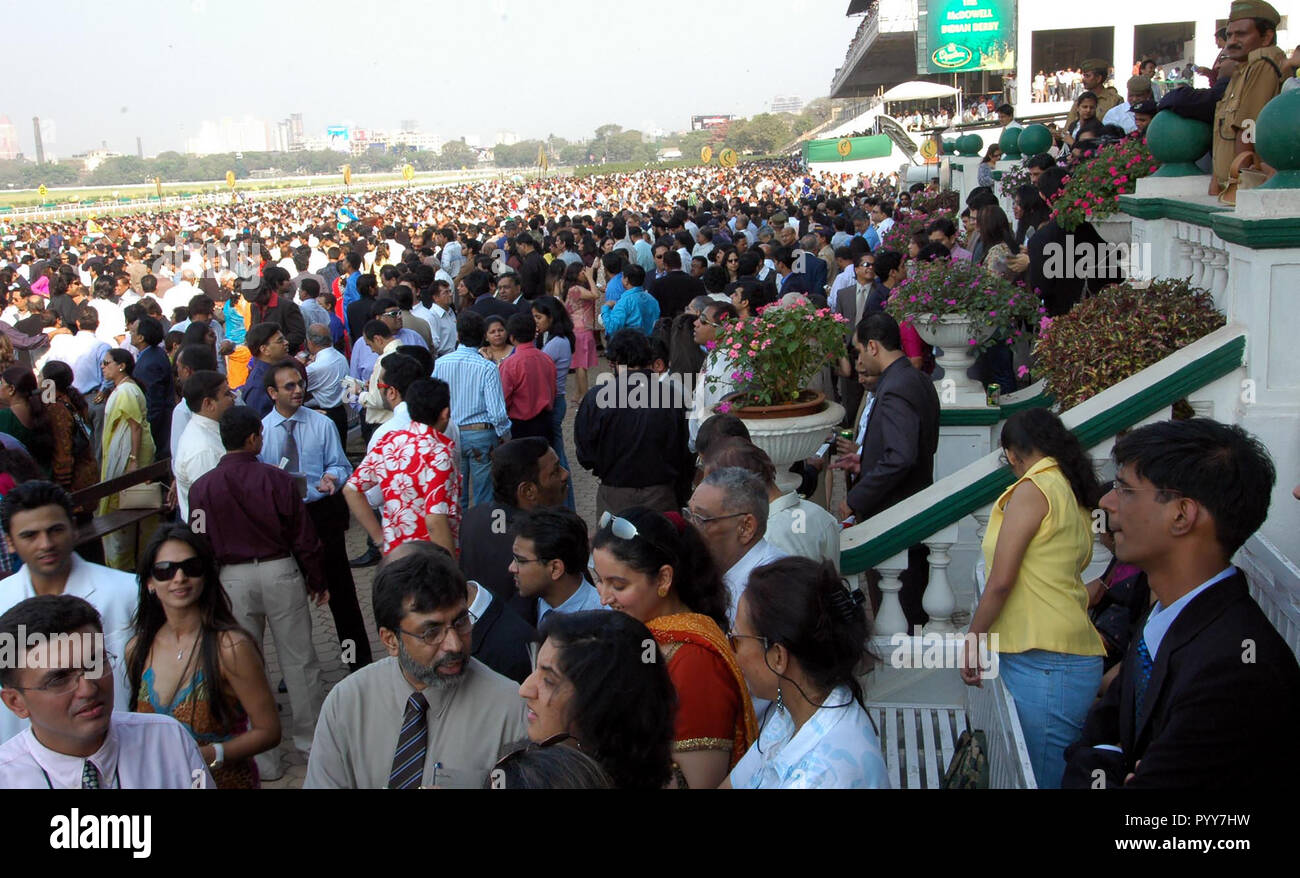 Persone a McDowell Derby indiano , Mahalaxmi Race Course, Mumbai, Maharashtra, India, Asia Foto Stock