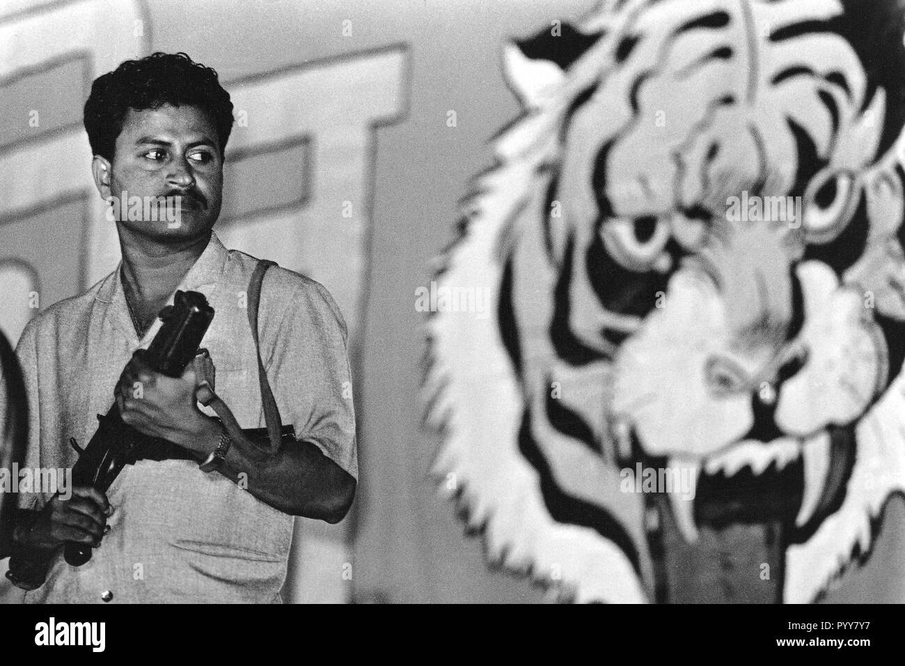 Uomo di polizia di guardia Shiv Sena edificio, Mumbai, Maharashtra, India, Asia, 1900s Foto Stock