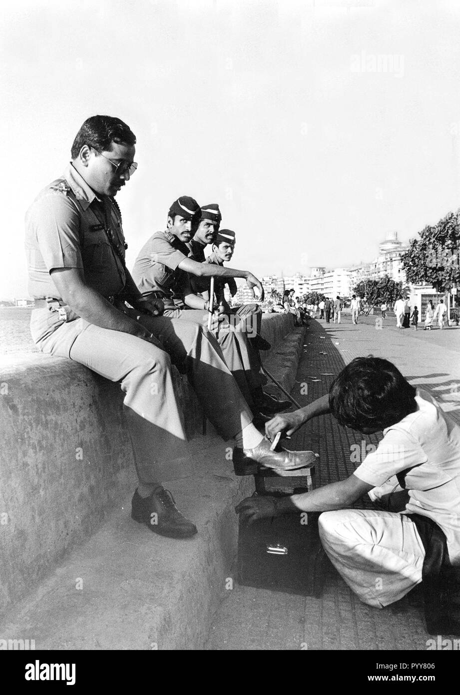 Funzionario di polizia getting calzatura lucidato, Mumbai, Maharashtra, India, Asia 1900s Foto Stock