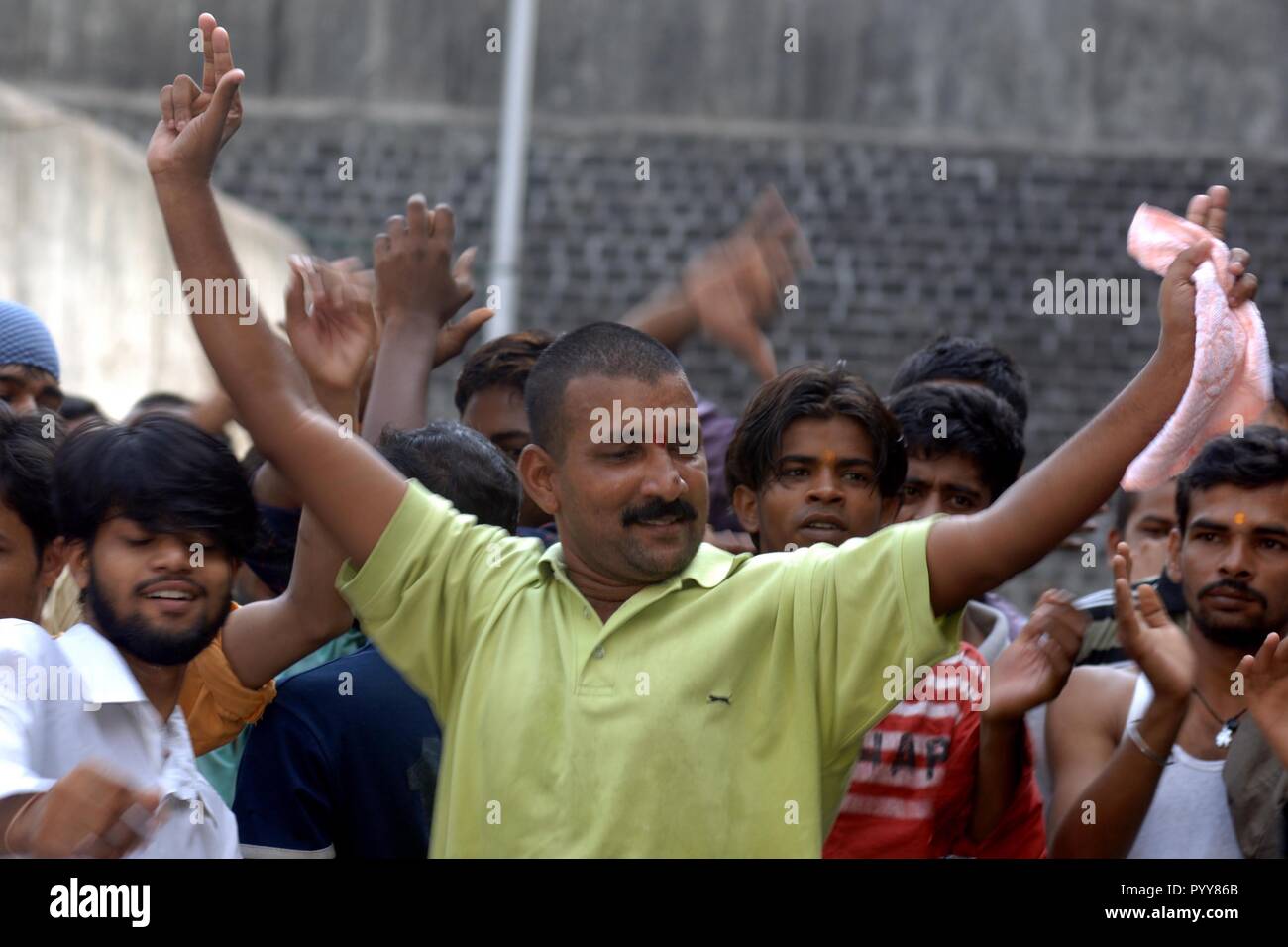 La gente ballare in Arthur Road gaol, Mumbai, Maharashtra, India, Asia Foto Stock