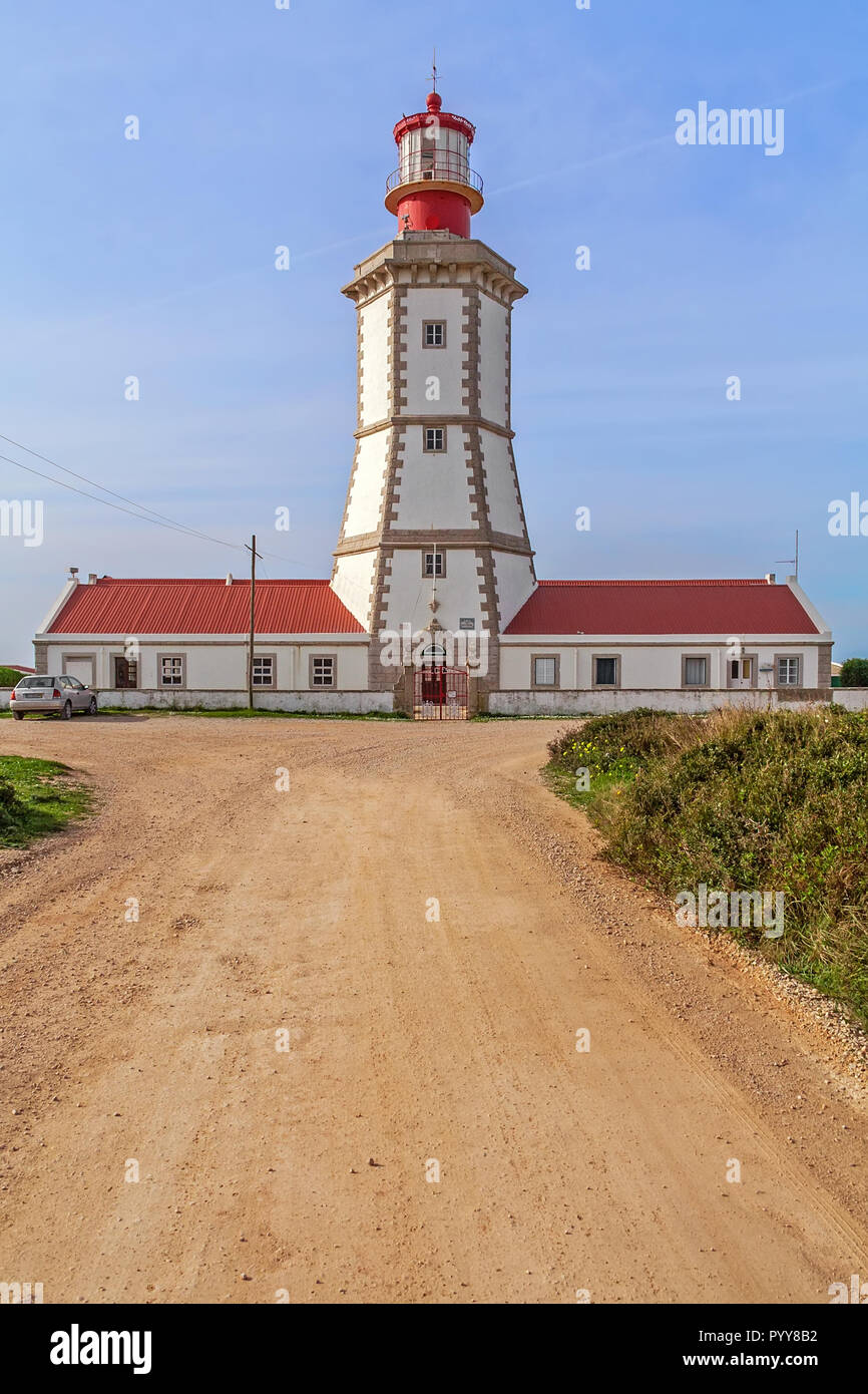 Cape Espichel faro, costruito nel XVIII secolo. Uno dei più antichi fari in Portogallo. Vicino Oceano Atlantico. Sesimbra, Portogallo. Foto Stock